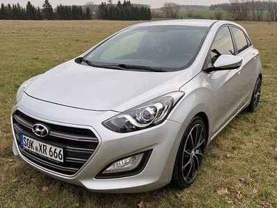 Gebraucht Hyundai i30 Style 101 PS (74 kW) 2016 Silber Limousine