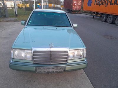 Gebraucht Mercedes 200 136 PS (100 kW) 1993 Grün Limousine