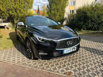 Gebraucht Infiniti Q30 Sport Tech 156 PS (114 kW) 2016 Schwarz Limousine
