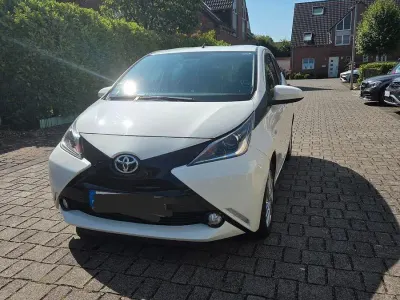 Gebraucht Toyota Aygo X-play 69 PS (50 kW) 2017 Weiß Kleinwagen