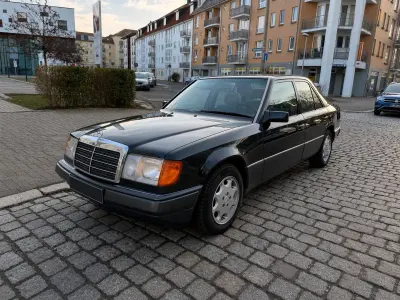 Gebraucht Mercedes E220 150 PS (110 kW) 1993 Schwarz Limousine