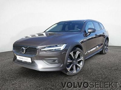 Grau / platinum grey (metallic) Gebraucht 2024 Volvo V60 CC Ultimate Kombi | 49.990 € (Teuer)