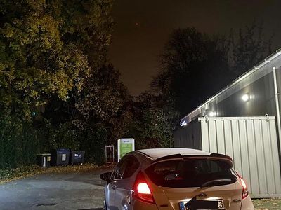 Gebraucht Ford Fiesta 95 PS (69 kW) 2013 Weiß Kleinwagen