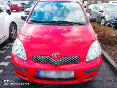 Gebraucht Toyota Yaris 65 PS (47 kW) 2004 Rot Limousine
