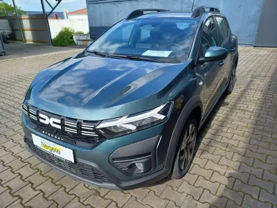 Neu Dacia Sandero Expression 91 PS (66 kW) 2025 Zedergrün Kleinwagen