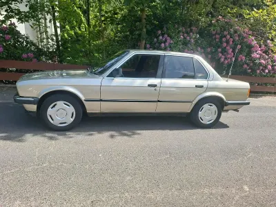 Gebraucht BMW 320 125 PS (91 kW) 1984 Gold Limousine