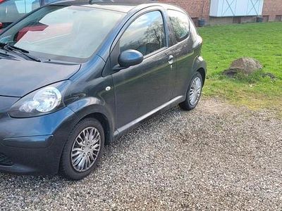 Grau Gebraucht 2006 Toyota Aygo Kleinwagen | 1.699 € (Fairer Preis)