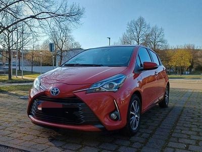 Gebraucht Toyota Yaris Hybrid Club 111 PS (81 kW) 2019 Rot Kleinwagen