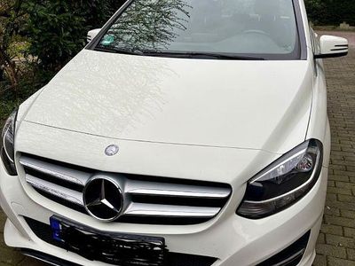 Usata Mercedes B200 Urban 136 CV (100 kW) 2016 Bianco Monovolume