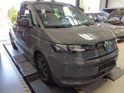 Gebraucht VW Multivan Basis 150 PS (110 kW) 2023 Grau Van / Kleinbus