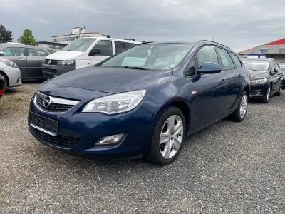 Gebraucht Opel Astra Edition 116 PS (85 kW) 2011 Blau Kombi