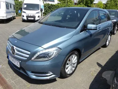 Gebraucht Mercedes B180 122 PS (89 kW) 2012 Blau Kleinwagen