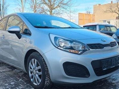 Gebraucht Kia Rio Edition 7 109 PS (80 kW) 2014 Silber Limousine