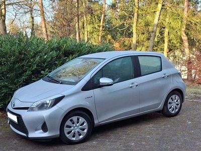 Gebraucht Toyota Yaris Hybrid 75 PS (55 kW) 2013 Silber Limousine