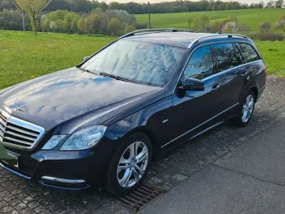 Gebraucht Mercedes E300 Avantgarde 231 PS (169 kW) 2011 Blau Kombi