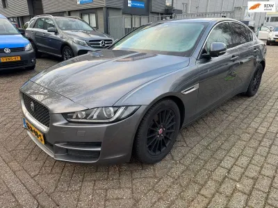 Używany Jaguar XE R-Sport 163 KM (119 kW) 2017 Szary Sedan/Limuzyna