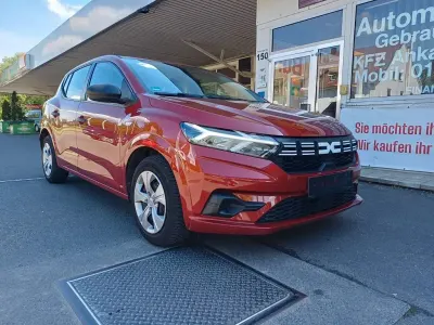 Używany Dacia Sandero Essentiel 91 KM (66 kW) 2023 Czerwony Sedan/Limuzyna