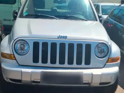 Gebraucht Jeep Cherokee 163 PS (119 kW) 2006 Silber SUV