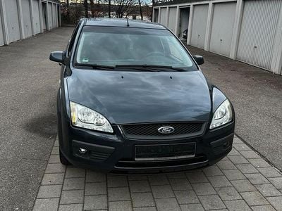 Grau Gebraucht 2007 Ford Focus Limousine | 2.900 €