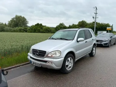 Gebraucht Mercedes ML270 163 PS (119 kW) 2002 Silber SUV