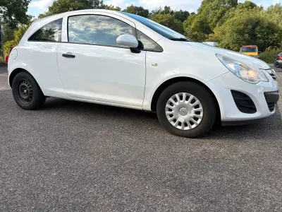 Gebraucht Opel Corsa Edition 69 PS (50 kW) 2012 Weiß Kleinwagen