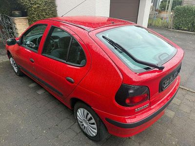 Gebraucht Renault Mégane 75 PS (55 kW) 1999 Hellrot Kleinwagen