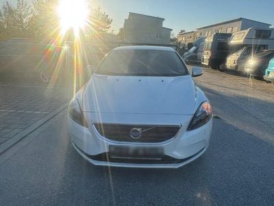Second-hand Volvo V40 115 CP (84 kW) 2014 Alb Berlinǎ