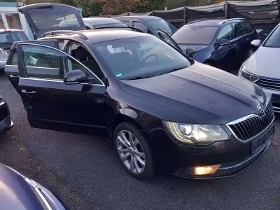 Gebraucht Skoda Superb Exclusive 170 PS (125 kW) 2015 Schwarzmagic perleffekt Kombi
