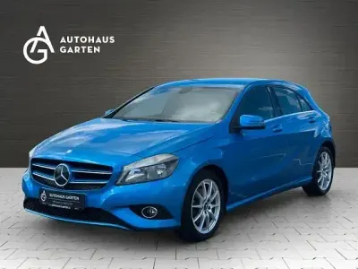 Gebraucht Mercedes A180 122 PS (89 kW) 2013 Blau Limousine