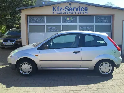 Gebraucht Ford Fiesta Ambiente 80 PS (58 kW) 2003 Polarsilber metallic Kleinwagen