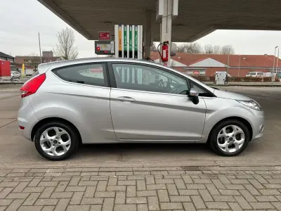 Gebraucht Ford Fiesta Titanium 82 PS (60 kW) 2009 Silber Limousine