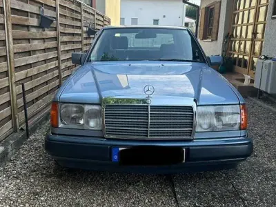 Gebraucht Mercedes E230 136 PS (100 kW) 1992 Blau Limousine