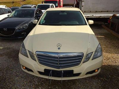 Gebraucht Mercedes E200 136 PS (100 kW) 2010 Hellelfenbein Limousine