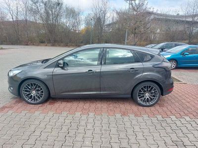 Gebraucht Ford Focus 120 PS (88 kW) 2015 Grau Limousine