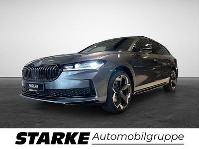 Neu Skoda Superb SportLine 193 PS (141 kW) 2026 Grau (graphitegrau metallic) Kombi