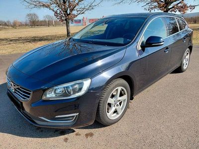 Gebraucht Volvo V60 Momentum 150 PS (110 kW) 2015 Blau Kombi