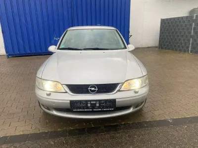 Usata Opel Vectra 125 CV (91 kW) 2001 Argento Berlina
