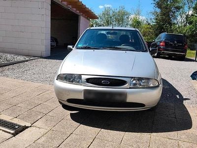 Usata Ford Fiesta Style 75 CV (55 kW) 1999 Argento Utilitaria