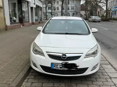 Gebraucht Opel Astra 74 PS (54 kW) 2010 Schwarz Kleinwagen