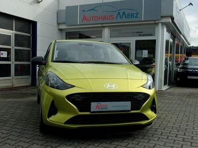 Neu Hyundai i10 Comfort 63 PS (46 kW) 2025 Gelb Kleinwagen