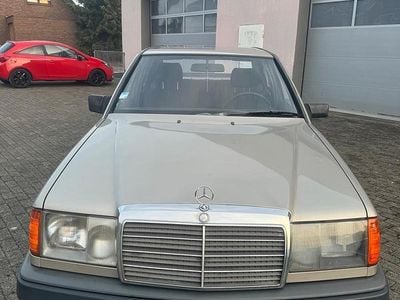 Second-hand Mercedes E230 136 CP (100 kW) 1985 Auriu Berlinǎ