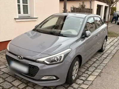 Gebraucht Hyundai i20 Trend 84 PS (61 kW) 2016 Grau Kleinwagen