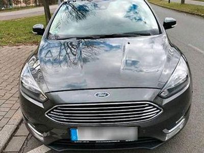 Gebraucht Ford Focus Titanium 120 PS (88 kW) 2018 Grau Kombi