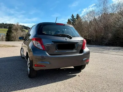 Brugt Toyota Yaris 99 HK (72 kW) 2012 Grå Hatchback