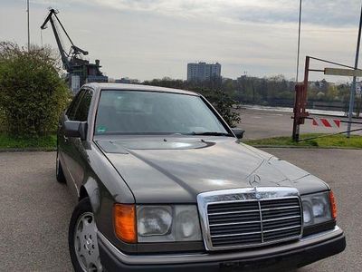 Second-hand Mercedes E230 136 CP (100 kW) 1992 Gri Berlinǎ