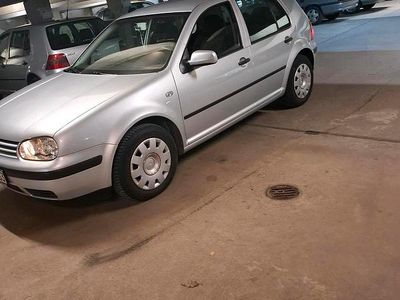 Usata VW Golf IV 105 CV (77 kW) 2003 Argento Berlina