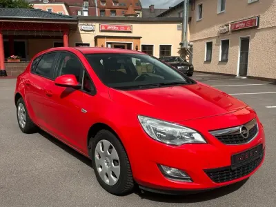 Gebraucht Opel Astra 87 PS (63 kW) 2011 Rot Limousine