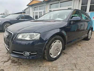Gebraucht Audi A3 Sportback Attraction 125 PS (91 kW) 2011 Blau Kleinwagen