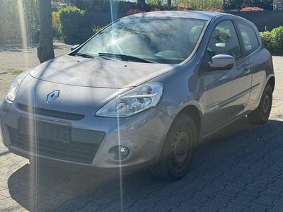 Usado Renault Clio III Collection 75 HP (55 kW) 2013 Cinzento Sedan