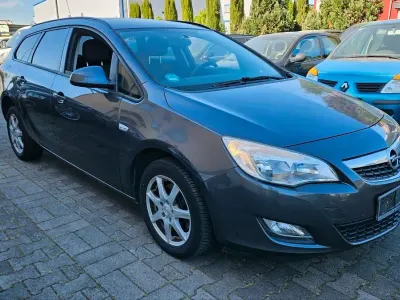 Gebraucht Opel Astra 110 PS (80 kW) 2011 Grau Kombi